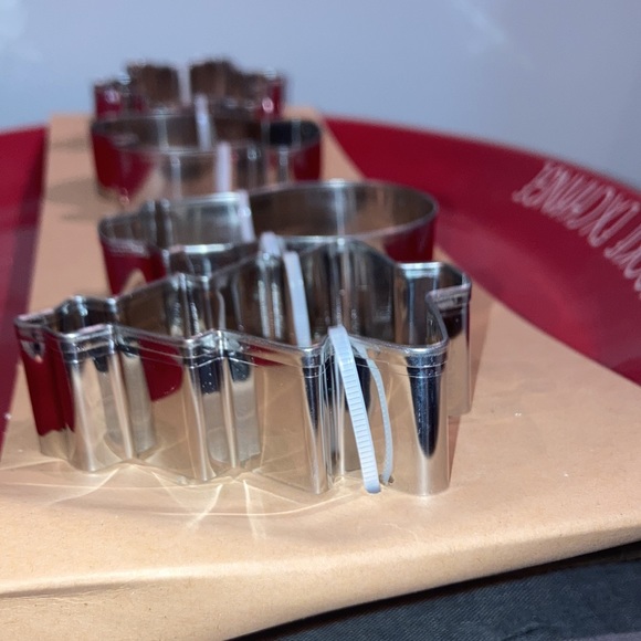 Rae Dunn 🎅 Red Santa’s Exchange Plate w/ Cookie Cutters - Christmas Platter NIB - Picture 7 of 9